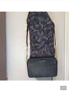 Michael Kors NWOT LUXURY Black Crossbody with Gold Chain & Hardware